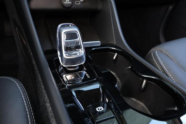 Volvo XC40 B3 Plus Dark - IntelliSafe Assist & Surround - 360º Camera - Verwarmde voorstoelen & stuur - Parkeersensoren voor & achter - Elektr. bedienb. voorstoelen met geheugen links - Draadloze tel. lader - Extra getint glas - 19' LMV
