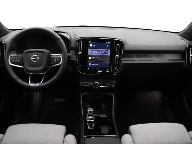 Volvo XC40 Recharge Plus 70 kWh / Wool Blend / El. Trekhaak / Getint glas / Adapt. Cruise / BLIS / El. Achterklep / Stoel + Stuurw. Verwarming / Keyless / 19 + all season /