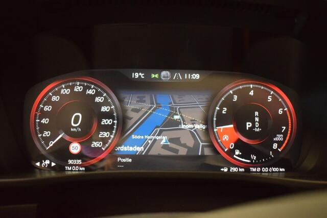Volvo XC40 T2 130pk AUT8 Business Pro Sunroof/ Leer/ Ruit, Stoel en stuur Verw./ 360 Camera/ Adap. Cruise/ Aplle Android