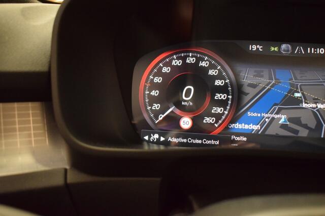 Volvo XC40 T2 130pk AUT8 Business Pro Sunroof/ Leer/ Ruit, Stoel en stuur Verw./ 360 Camera/ Adap. Cruise/ Aplle Android