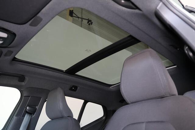 Volvo XC40 Extended Range Ultimate 82 kWh - Panorama/schuifdak - IntelliSafe Assist & Surround - Harman/Kardon audio - 360º Camera - Verwarmde voorstoelen, stuur & achterbank - Parkeersensoren voor & achter - Elektr. bedienb. voorstoelen met geheugen links - Draadlo