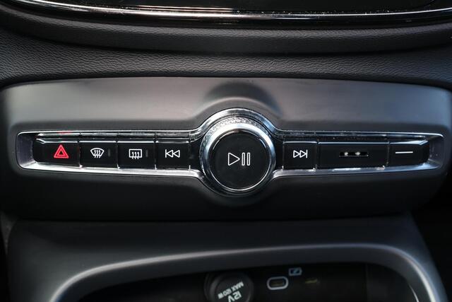 Volvo XC40 Extended Range Ultimate 82 kWh - Panorama/schuifdak - IntelliSafe Assist & Surround - Harman/Kardon audio - 360º Camera - Verwarmde voorstoelen, stuur & achterbank - Parkeersensoren voor & achter - Elektr. bedienb. voorstoelen met geheugen links - Draadlo