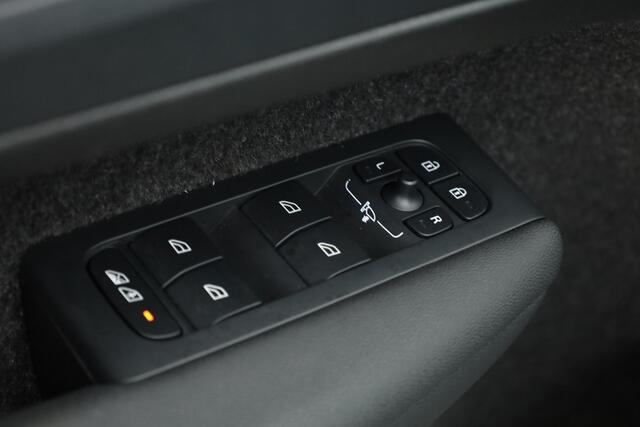 Volvo XC40 2.0 B4 Ultimate Dark | Pano | Elek. Trekhaak | Pilot Assist | Stoel- Stuurverw. | Google info. | H&K
