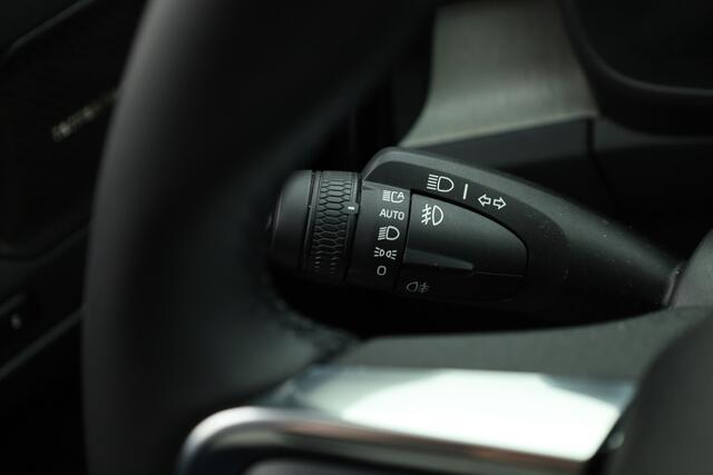 Volvo XC40 2.0 B4 Ultimate Dark | Pano | Elek. Trekhaak | Pilot Assist | Stoel- Stuurverw. | Google info. | H&K