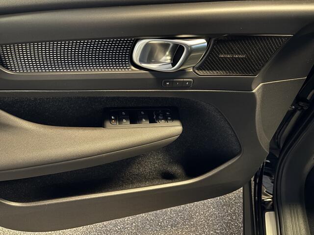 Volvo XC40 1.5 T4 Recharge R-Design / Panodak / Stuur- en Stoelverwarming / Dab+ / Harman-Kardon / BLIS / 20 inch / 360 camera / Keyless - Full LED -