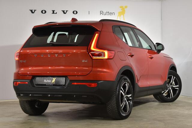 Volvo XC40 B4 211PK Automaat Plus Dark / Adaptieve Cruise control / Harman Kardon / Elektrisch verst. voorstoelen / Elektr. achterklep / Stoelverwarming / Stuurverwarming / Achteruitrijcamera / Wegklapbare trekhaak /