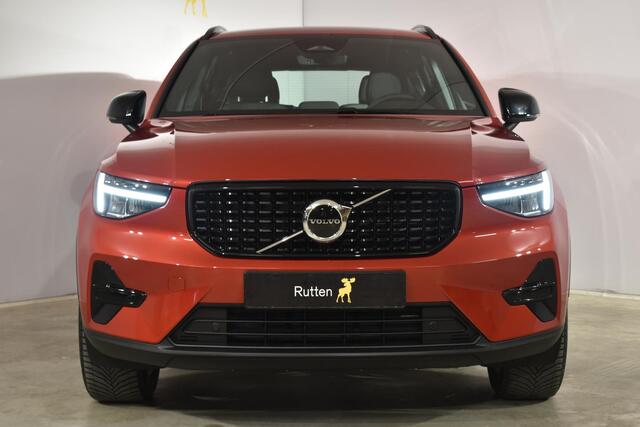 Volvo XC40 B4 211PK Automaat Plus Dark / Adaptieve Cruise control / Harman Kardon / Elektrisch verst. voorstoelen / Elektr. achterklep / Stoelverwarming / Stuurverwarming / Achteruitrijcamera / Wegklapbare trekhaak /