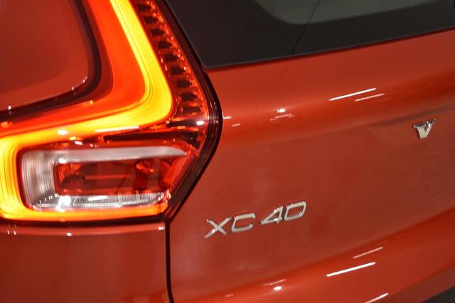 Volvo XC40 B4 211PK Automaat Plus Dark / Adaptieve Cruise control / Harman Kardon / Elektrisch verst. voorstoelen / Elektr. achterklep / Stoelverwarming / Stuurverwarming / Achteruitrijcamera / Wegklapbare trekhaak /