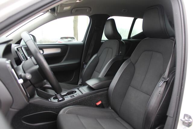 Volvo XC40 2.0 T4 Inscription / Half leder / Navigatie / Parkeerhulp V+A / 18'' / LED Koplampen / Stoelverwarming / Cruise Control