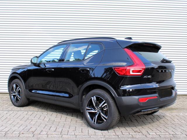 Volvo XC40 2.0 B4 Plus Dark Automaat / Harman Kardon Audio / Trekhaak / Elektr. verstelbare voorstoelen / All season banden / Google Maps