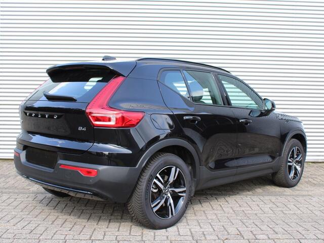 Volvo XC40 2.0 B4 Plus Dark Automaat / Harman Kardon Audio / Trekhaak / Elektr. verstelbare voorstoelen / All season banden / Google Maps