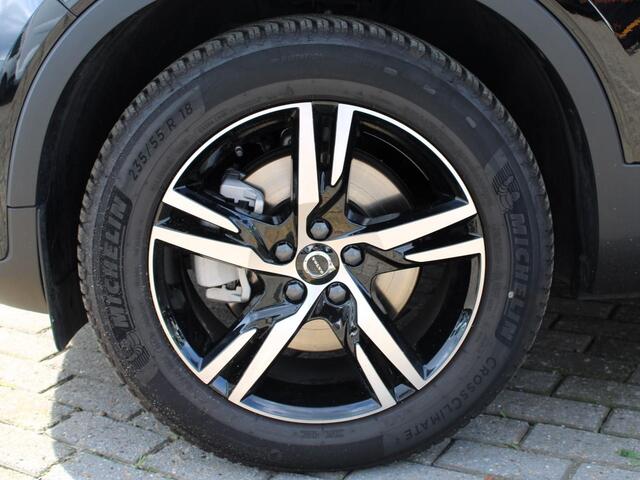 Volvo XC40 2.0 B4 Plus Dark Automaat / Harman Kardon Audio / Trekhaak / Elektr. verstelbare voorstoelen / All season banden / Google Maps