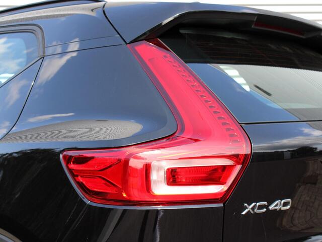 Volvo XC40 2.0 B4 Plus Dark Automaat / Harman Kardon Audio / Trekhaak / Elektr. verstelbare voorstoelen / All season banden / Google Maps