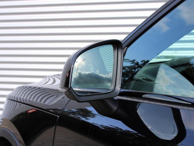 Volvo XC40 2.0 B4 Plus Dark Automaat / Harman Kardon Audio / Trekhaak / Elektr. verstelbare voorstoelen / All season banden / Google Maps