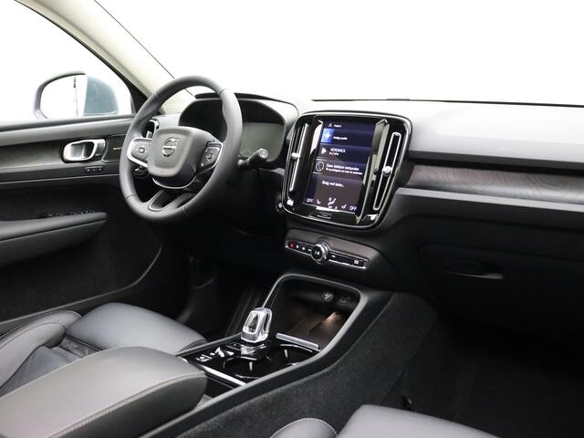 Volvo XC40 T5 262PK Ultimate Bright / Panorama dak / Lederen bekleding / H&K Audio / Camera voor en achter / Elektr. verstelbr. stoelen /