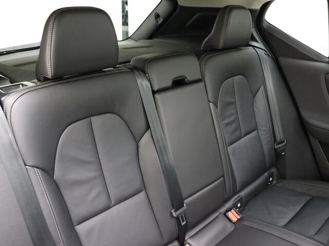 Volvo XC40 T5 262PK Ultimate Bright / Panorama dak / Lederen bekleding / H&K Audio / Camera voor en achter / Elektr. verstelbr. stoelen /