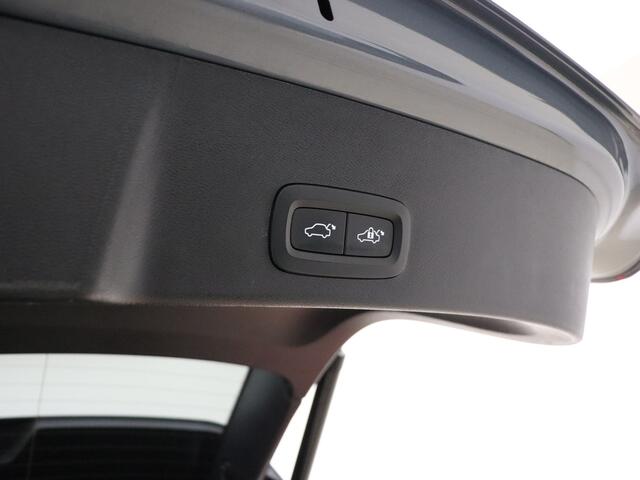 Volvo XC40 T5 262PK Ultimate Bright / Panorama dak / Lederen bekleding / H&K Audio / Camera voor en achter / Elektr. verstelbr. stoelen /