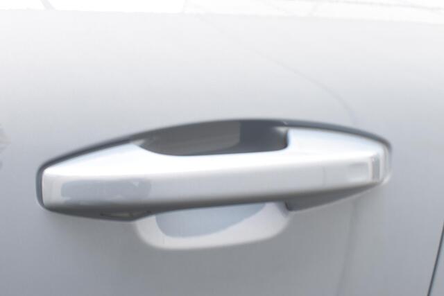 Volvo XC40 T4 190PK R-Design / Navigatie / Camera / Elektrische Stoelen / Adaptieve Cruisecontrol / Elektrische Achterklep / LM Velgen / Trekhaak /