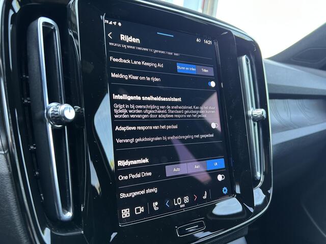 Volvo XC40 Single Motor Extended Range Plus 82 kWh Parkeer camera, Verwarmde stoelen + Stuur, Microtech Nubuck interieur, Extra getint glas,