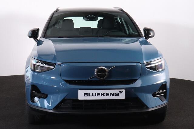 Volvo XC40 Extended Range Plus 82 kWh - IntelliSafe Assist & Surround - Parkeercamera achter - Verwarmde voorstoelen & stuur - Parkeersensoren voor & achter - Draadloze tel. lader - Warmtepomp - Elektr. inklapbare trekhaak - 19' LMV