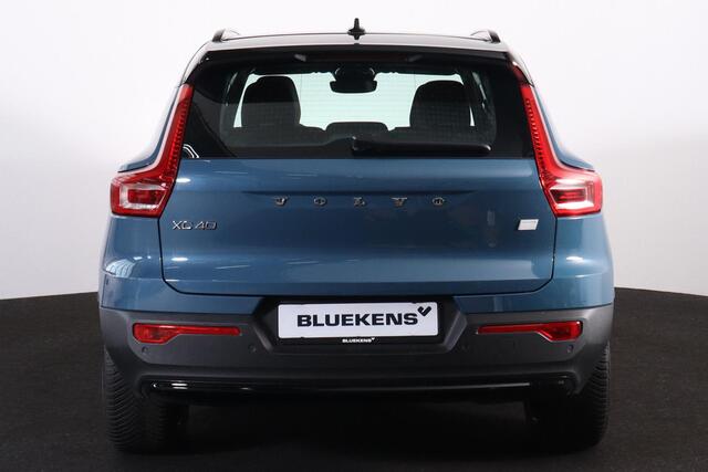 Volvo XC40 Extended Range Plus 82 kWh - IntelliSafe Assist & Surround - Parkeercamera achter - Verwarmde voorstoelen & stuur - Parkeersensoren voor & achter - Draadloze tel. lader - Warmtepomp - Elektr. inklapbare trekhaak - 19' LMV