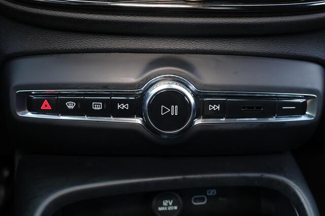 Volvo XC40 Extended Range Plus 82 kWh - IntelliSafe Assist & Surround - Parkeercamera achter - Verwarmde voorstoelen & stuur - Parkeersensoren voor & achter - Draadloze tel. lader - Warmtepomp - Elektr. inklapbare trekhaak - 19' LMV