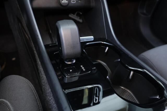 Volvo XC40 Extended Range Plus 82 kWh - IntelliSafe Assist & Surround - Parkeercamera achter - Verwarmde voorstoelen & stuur - Parkeersensoren voor & achter - Draadloze tel. lader - Warmtepomp - Elektr. inklapbare trekhaak - 19' LMV