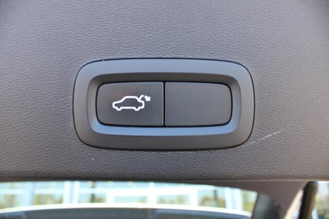 Volvo XC40 1.5 T5 Twin Engine Momentum Pro | Trekhaak | Adapt. Cruise | Verw. Voorstoelen | H&K Audio