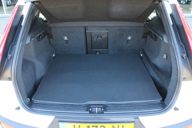 Volvo XC40 1.5 T5 Twin Engine Momentum Pro | Trekhaak | Adapt. Cruise | Verw. Voorstoelen | H&K Audio