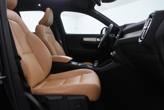 Volvo XC40 T4 AWD Momentum | Panoramadak | Leder | Trekhaak | 19 Inch | Getint Glas