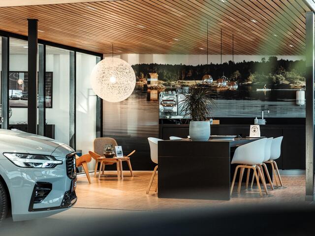 Volvo XC40 Recharge P8 AWD R-Design Automaat / Panoramadak / Leder interieur / Trekhaak / 20" velgen / Privacy Glass / Google Maps
