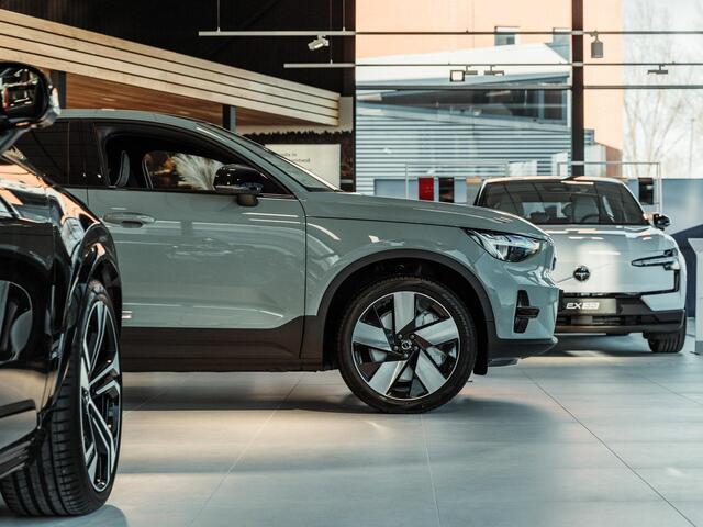 Volvo XC40 Recharge P8 AWD R-Design Automaat / Panoramadak / Leder interieur / Trekhaak / 20" velgen / Privacy Glass / Google Maps