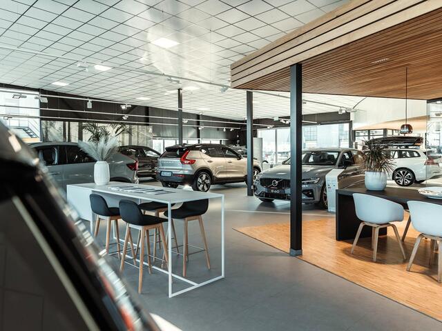 Volvo XC40 Recharge P8 AWD R-Design Automaat / Panoramadak / Leder interieur / Trekhaak / 20" velgen / Privacy Glass / Google Maps