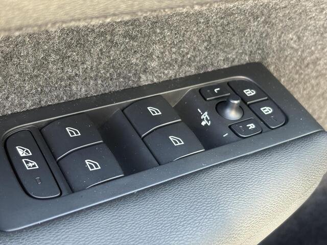 Volvo XC40 2.0 B4 Plus Dark FULL LED | Trekhaak | Camera | Harman/Kardon | Keyless Entry/start | elektrisch verstelbare voorstoelen | Google | Blis | Adaptieve cruise Control |
