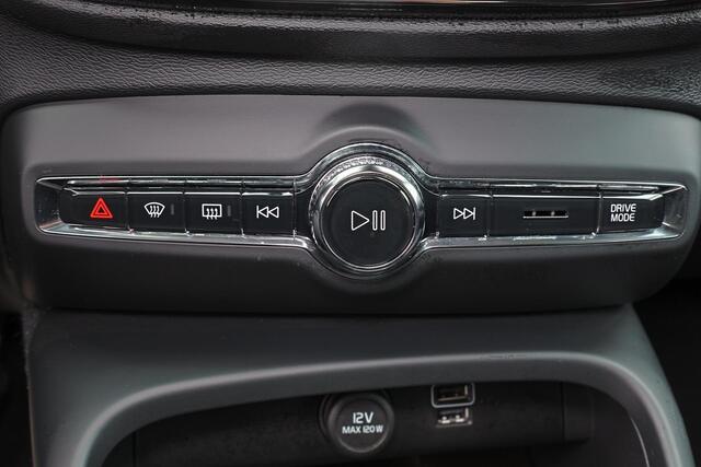 Volvo XC40 B4 Business Pro - IntelliSafe Assist - Harman/Kardon audio - Parkeercamera achter - Parkeersensoren voor & achter - Draadloze tel. lader - Cruise control - 18' LMV