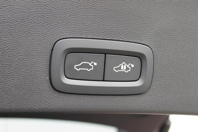 Volvo XC40 B3 177PK Plus Dark Google infotainment / Draadloos telefoon opladen / Elektrisch bedienbare bestuurdersstoel met geheugen / Adaptieve Cruise Control