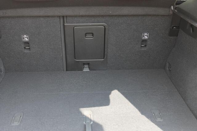Volvo XC40 B3 177PK Automaat Plus Dark Google infotainment / Draadloos telefoon opladen / Elektrisch bedienbare bestuurdersstoel met geheugen / Adaptieve Cruise Control / Panoramisch schuif-kanteldak