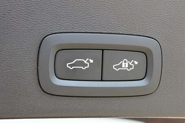 Volvo XC40 B3 177PK Automaat Plus Dark Google infotainment / Draadloos telefoon opladen / Elektrisch bedienbare bestuurdersstoel met geheugen / Adaptieve Cruise Control / Panoramisch schuif-kanteldak