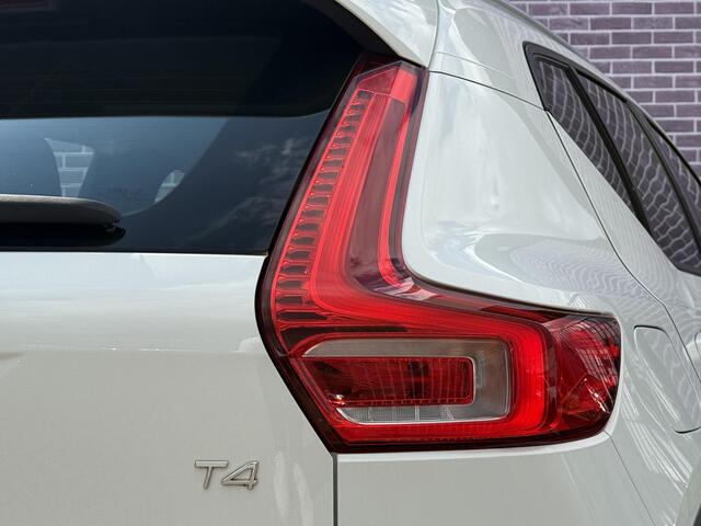 Volvo XC40 2.0 T4 Momentum Pro | Stoel verwarming | Parkeersensoren V+A | Camera | Keyless start | Volvo on Call | Elektrische Achterklep |