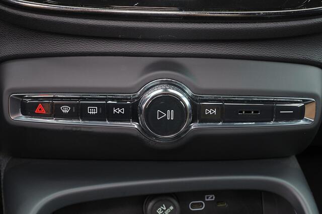 Volvo XC40 Recharge Plus - IntelliSafe Assist & Surround - Adaptieve LED koplampen - Parkeercamera achter - Verwarmde voorstoelen, stuur & achterbank - Parkeersensoren voor & achter - Elektr. bedienb. bestuurdersstoel met geheugen - Draadloze tel. lader - Extra geti
