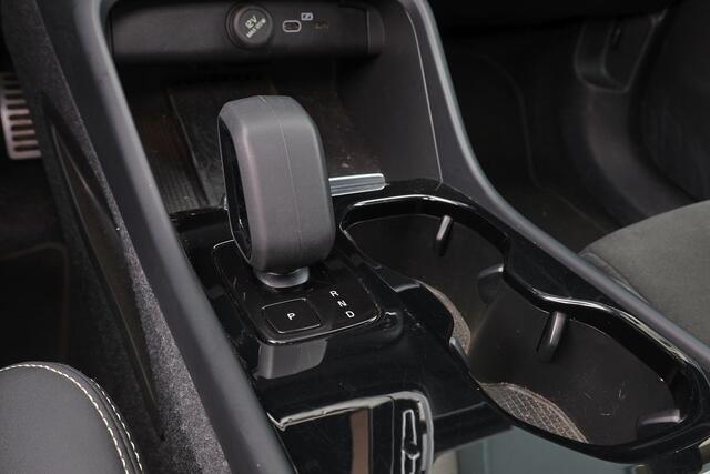 Volvo XC40 Recharge Plus - IntelliSafe Assist & Surround - Adaptieve LED koplampen - Parkeercamera achter - Verwarmde voorstoelen, stuur & achterbank - Parkeersensoren voor & achter - Elektr. bedienb. bestuurdersstoel met geheugen - Draadloze tel. lader - Extra geti
