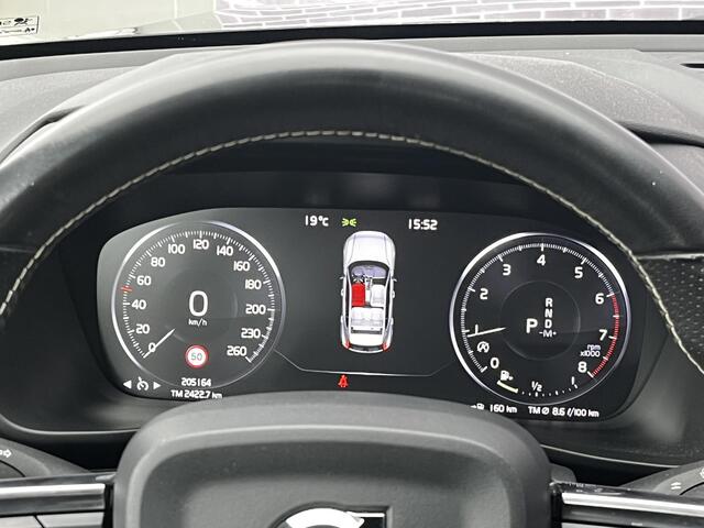 Volvo XC40 2.0 T4 R-Design | Trekhaak | Parkeer camera | Stoelverwarming | Leer | Elektrische achterklep | Parkeer sensoren voor en achter |