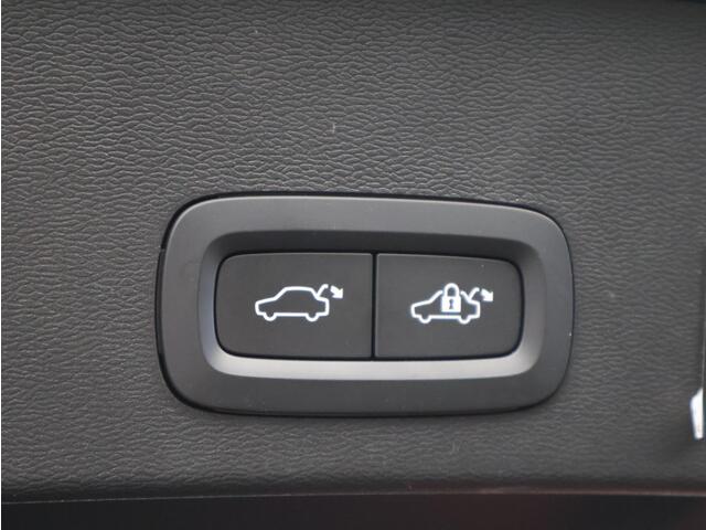 Volvo XC40 Recharge Core / Stoel+stuurwielverwarming / Nubuck interieur / All Season Banden / Elektrische Achterklep / Keyless / 19" /