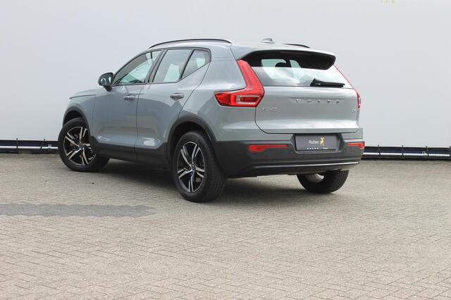 Volvo XC40 B4 211pk Automaat Plus Dark Google infotainment / Adaptieve cruise control / Verwarmbare voorstoelen en stuurwiel / Elektrisch bedienbare bestuurdersstoel met geheugen / Semi elektrisch wegklapbare trekhaak