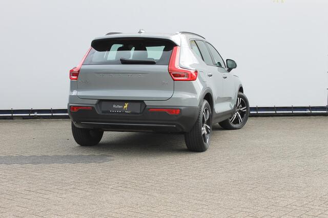 Volvo XC40 B4 211pk Automaat Plus Dark Google infotainment / Adaptieve cruise control / Verwarmbare voorstoelen en stuurwiel / Elektrisch bedienbare bestuurdersstoel met geheugen / Semi elektrisch wegklapbare trekhaak