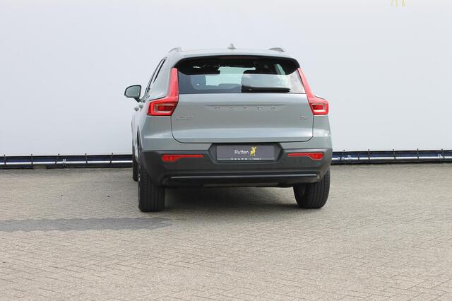Volvo XC40 B4 211pk Automaat Plus Dark Google infotainment / Adaptieve cruise control / Verwarmbare voorstoelen en stuurwiel / Elektrisch bedienbare bestuurdersstoel met geheugen / Semi elektrisch wegklapbare trekhaak