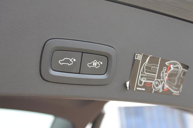 Volvo XC40 T2 129pk automaat Business Pro Adaptieve Cruise Control / Blis / Panoramisch schuif-kanteldak / Semi elektrisch wegklapbare trekhaak / Navigatie / Verwarmbare voorstoelen / Verwarmbare voorruit