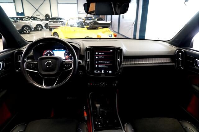 Volvo XC40 2.0 B4 AWD 155kW/211pk Aut8 R-Design PANORAMADAK + HARMAN/KARDON + ADAPT.CRUISE + BLIS + LANE ASSIST + STOELVERWARMING V&A + STUURVERWARMING + 360 CAMERA + STYLING PAKKET + EL.TREKHAAK + LEER/ALCANTARA + PARKSENSOREN V&A + 22" LM-VELGEN!!