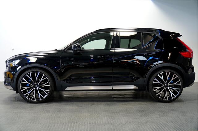 Volvo XC40 2.0 B4 AWD 155kW/211pk Aut8 R-Design PANORAMADAK + HARMAN/KARDON + ADAPT.CRUISE + BLIS + LANE ASSIST + STOELVERWARMING V&A + STUURVERWARMING + 360 CAMERA + STYLING PAKKET + EL.TREKHAAK + LEER/ALCANTARA + PARKSENSOREN V&A + 22" LM-VELGEN!!