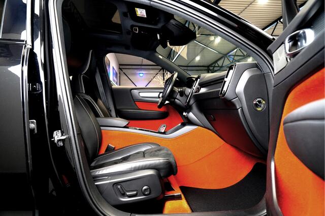 Volvo XC40 2.0 B4 AWD 155kW/211pk Aut8 R-Design PANORAMADAK + HARMAN/KARDON + ADAPT.CRUISE + BLIS + LANE ASSIST + STOELVERWARMING V&A + STUURVERWARMING + 360 CAMERA + STYLING PAKKET + EL.TREKHAAK + LEER/ALCANTARA + PARKSENSOREN V&A + 22" LM-VELGEN!!